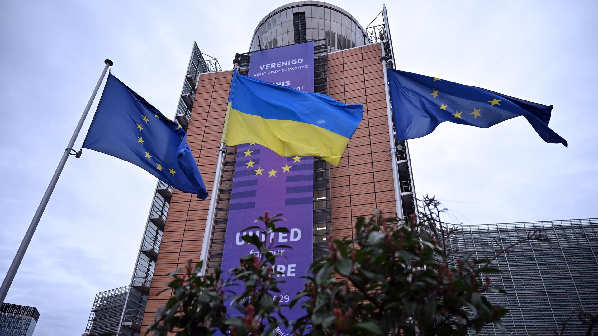 Флаги ЕС и Украины возле здания штаб-квартиры Еврокомиссии в Брюсселе Флаги ЕС и Украины возле здания штаб-квартиры Еврокомиссии в Брюсселе - РИА Новости, 1920, 08.07.2025