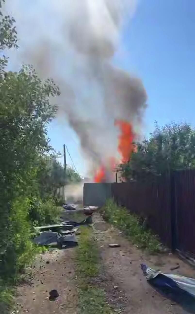 На месте падения гражданского летательного аппарата на жилой дом в казанском поселке Дербышки. Кадр видео из соцсетей На месте падения гражданского летательного аппарата на жилой дом в казанском поселке Дербышки. Кадр видео из соцсетей - РИА Новости, 1920, 08.07.2025