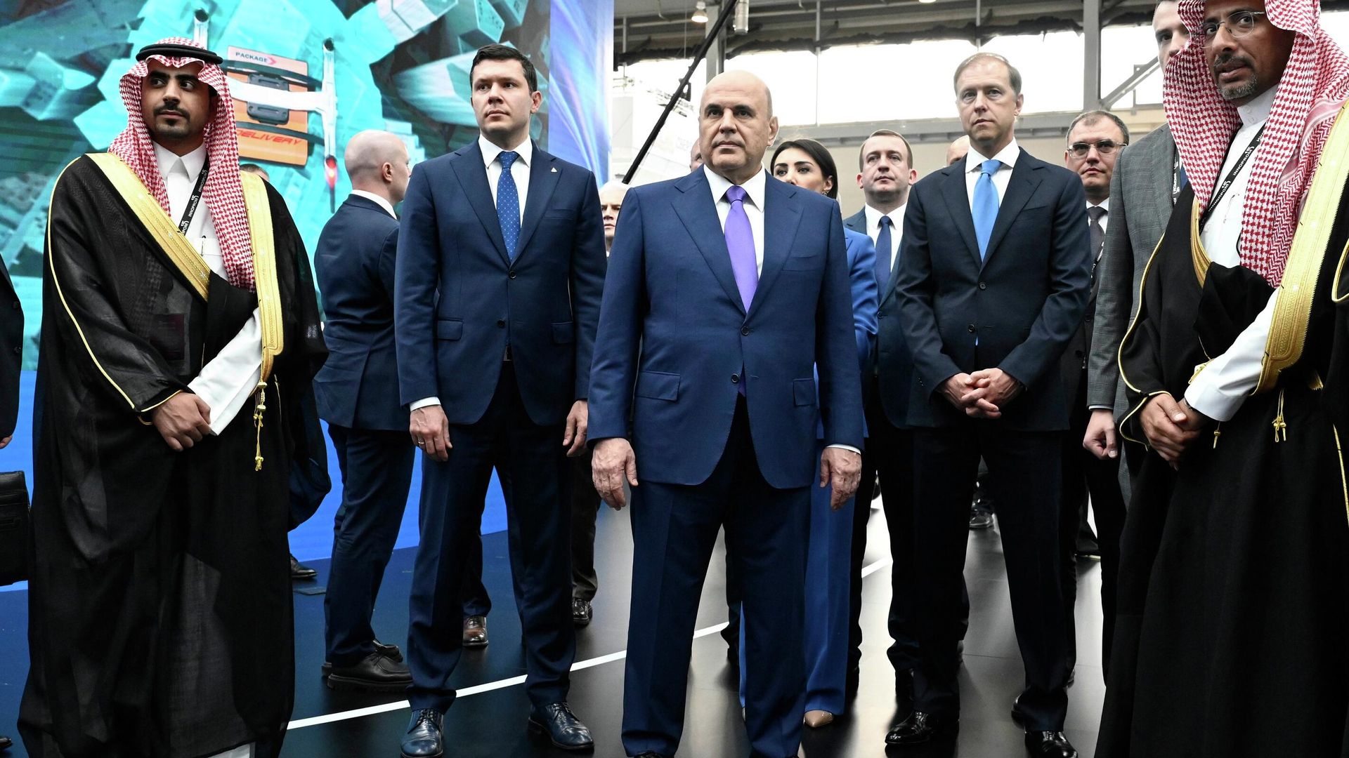 Председатель правительства РФ Михаил Мишустин осматривает Международную промышленную выставку Иннопром в Екатеринбурге - РИА Новости, 1920, 08.07.2025