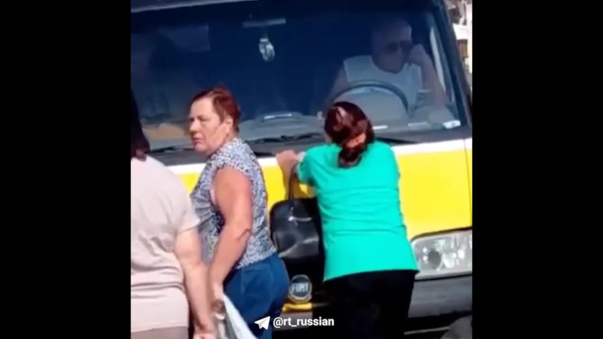 Женщина пытается спасти сына от военкомов в Харьковской области Женщина пытается спасти сына от военкомов в Харьковской области - РИА Новости, 1920, 08.07.2025