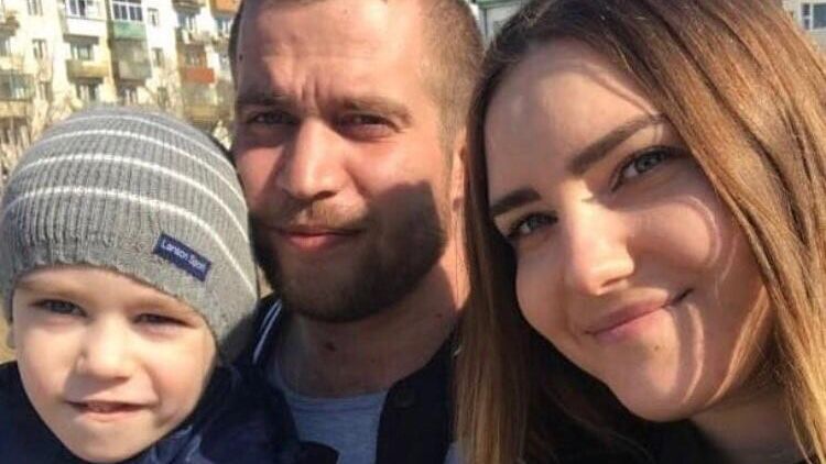 Пауэрлифтер Иван Лисовенко с женой и сыном Пауэрлифтер Иван Лисовенко с женой и сыном - РИА Новости, 1920, 08.07.2025