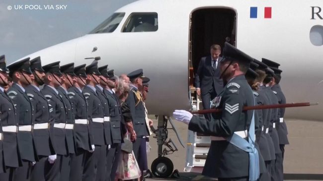 Брижит Макрон не подала руку мужу 