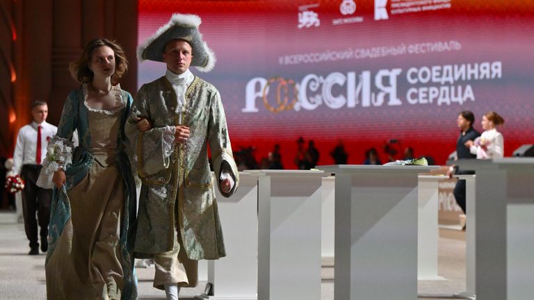 Участники Всероссийского свадебного фестиваля Россия. Соединяя сердца во время торжественной церемонии бракосочетания в Национальном центре Россия в Москве Участники Всероссийского свадебного фестиваля Россия. Соединяя сердца во время торжественной церемонии бракосочетания в Национальном центре Россия в Москве