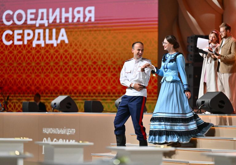 Участники Всероссийского свадебного фестиваля Россия. Соединяя сердца во время торжественной церемонии бракосочетания в Национальном центре Россия в Москве Участники Всероссийского свадебного фестиваля Россия. Соединяя сердца во время торжественной церемонии бракосочетания в Национальном центре Россия в Москве