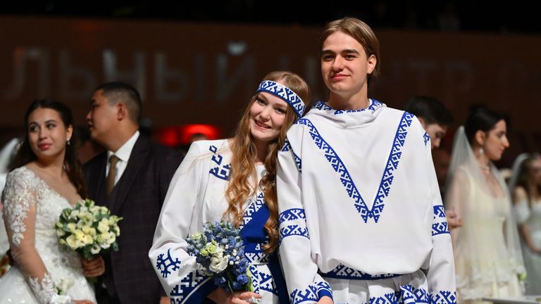 Участники Всероссийского свадебного фестиваля Россия. Соединяя сердца во время торжественной церемонии бракосочетания в Национальном центре Россия в Москве