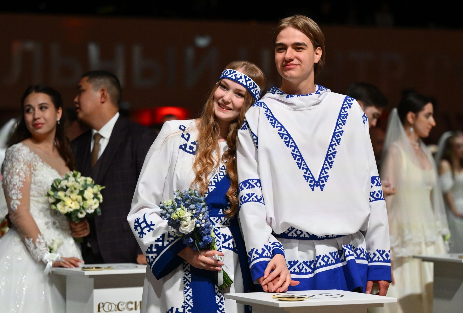 Участники Всероссийского свадебного фестиваля Россия. Соединяя сердца во время торжественной церемонии бракосочетания в Национальном центре Россия в Москве - РИА Новости, 1920, 15.06.2026