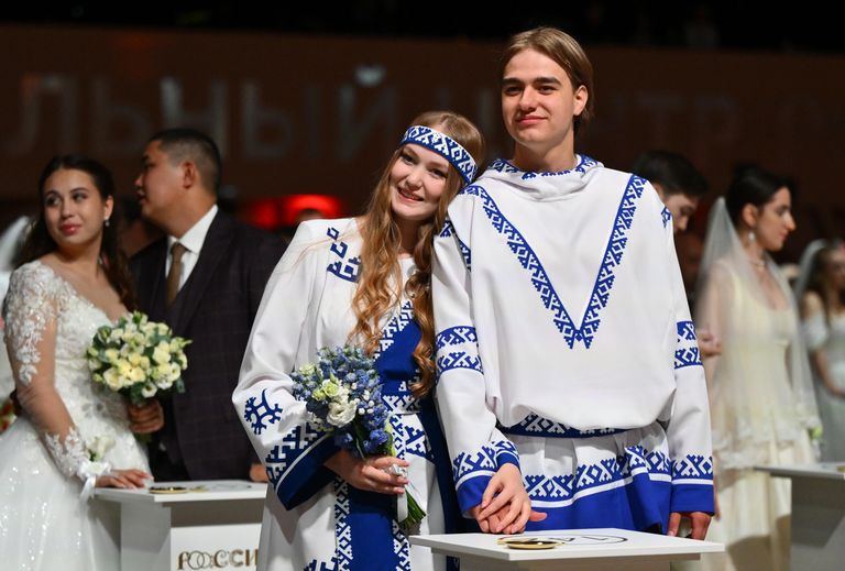 Участники Всероссийского свадебного фестиваля Россия. Соединяя сердца во время торжественной церемонии бракосочетания в Национальном центре Россия в Москве Участники Всероссийского свадебного фестиваля Россия. Соединяя сердца во время торжественной церемонии бракосочетания в Национальном центре Россия в Москве