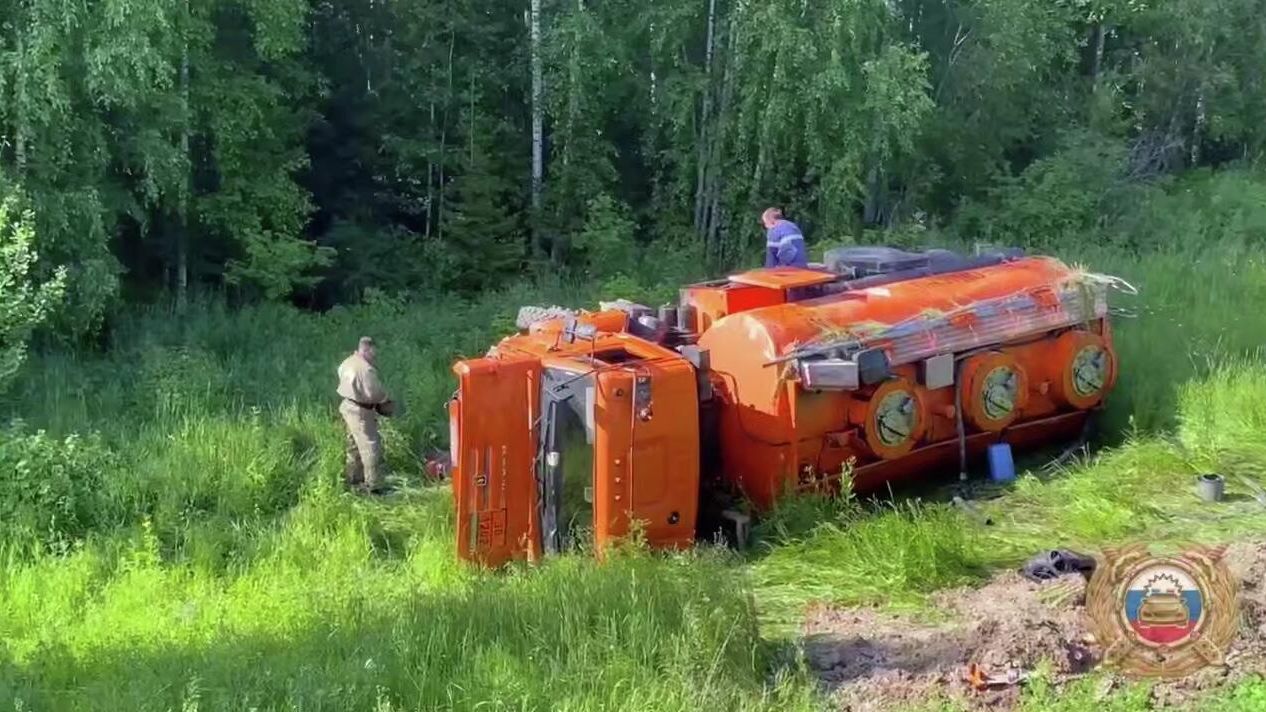На месте ДТП на трассе А-331 Вилюй в Нижнеудинском районе Иркутской области. Кадр видео - РИА Новости, 1920, 08.07.2025