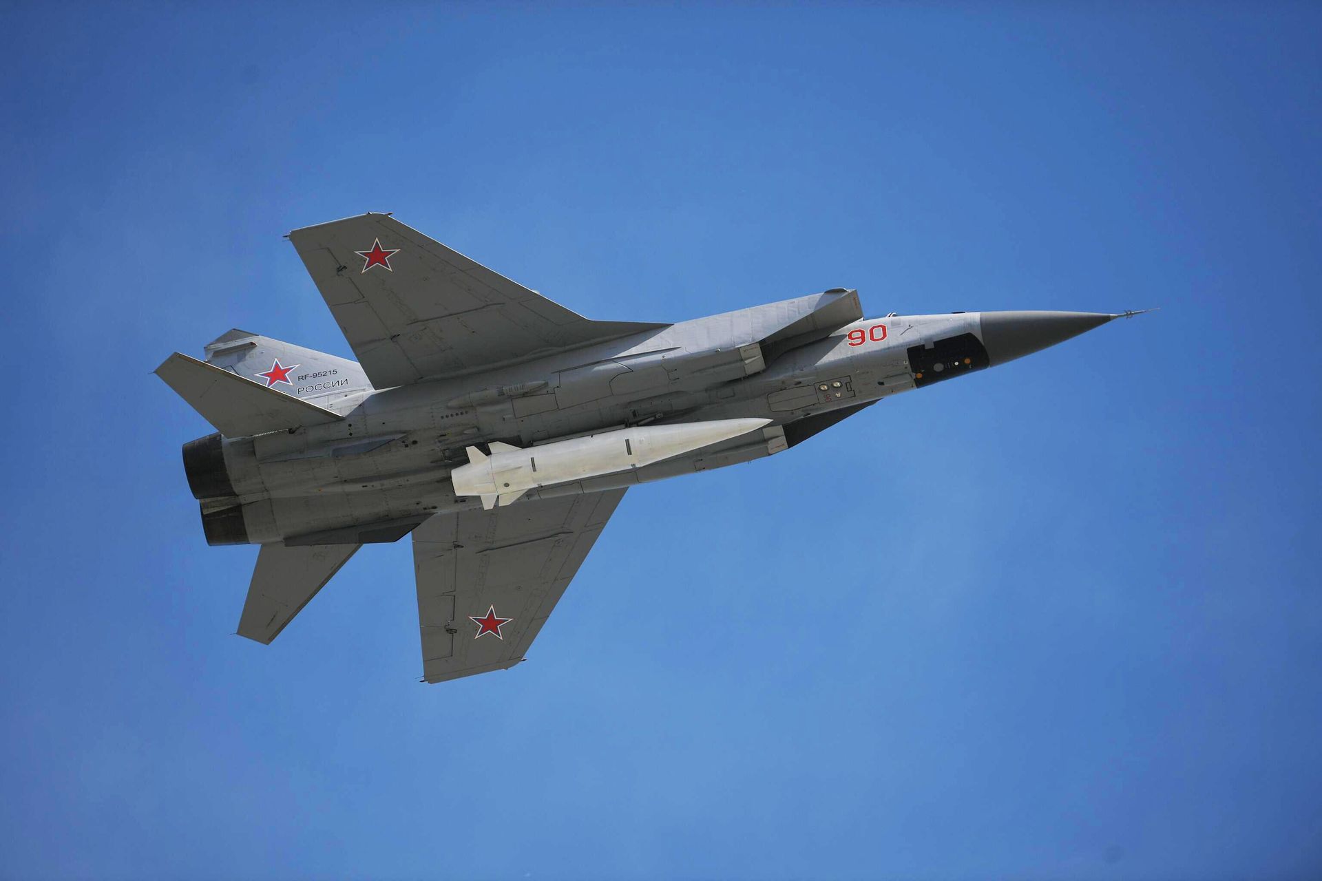Многоцелевой истребитель МиГ-31 с гиперзвуковой ракетой Кинжал  - РИА Новости, 1920, 14.07.2025
