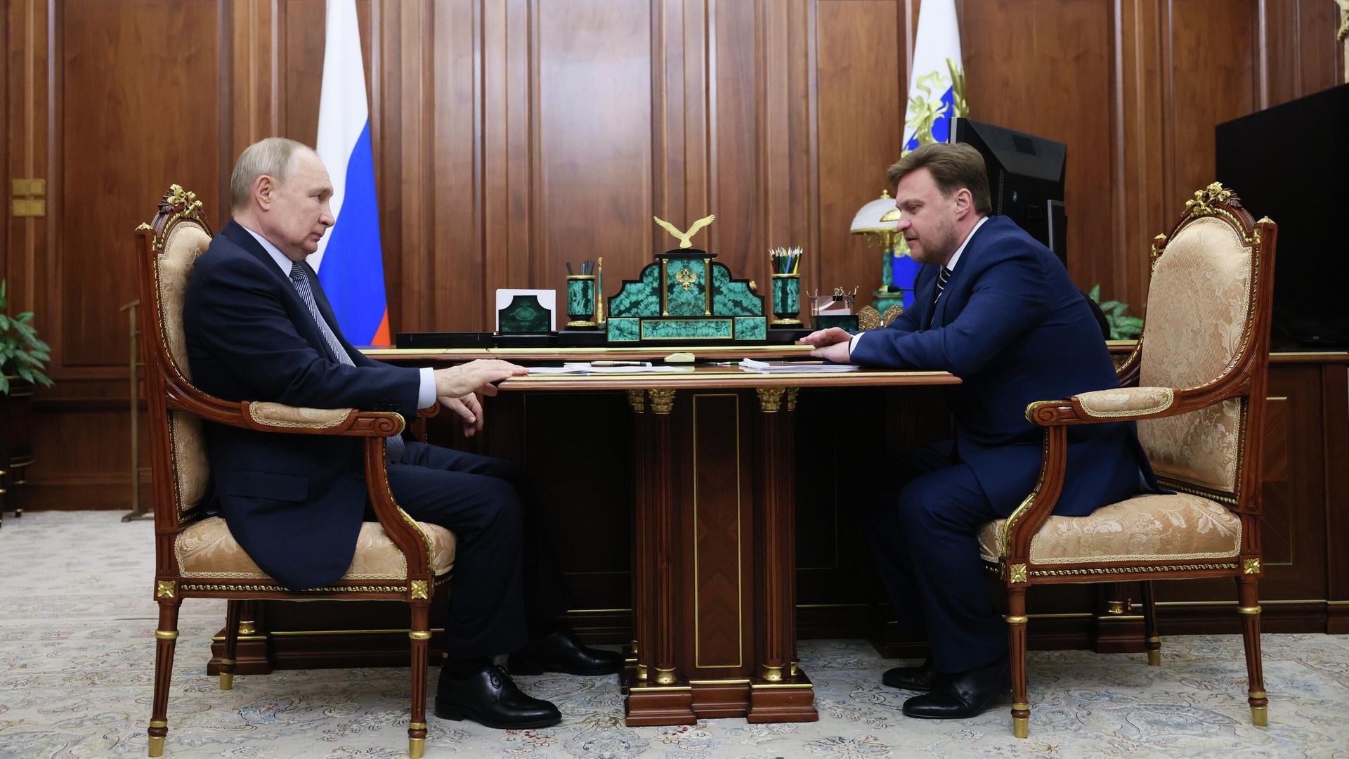 Президент России Владимир Путин и генеральный директор ПАО РусГидро Виктор Хмарин во время встречи. 9 июля 2025 года Президент России Владимир Путин и генеральный директор ПАО РусГидро Виктор Хмарин во время встречи. 9 июля 2025 года - РИА Новости, 1920, 09.07.2025