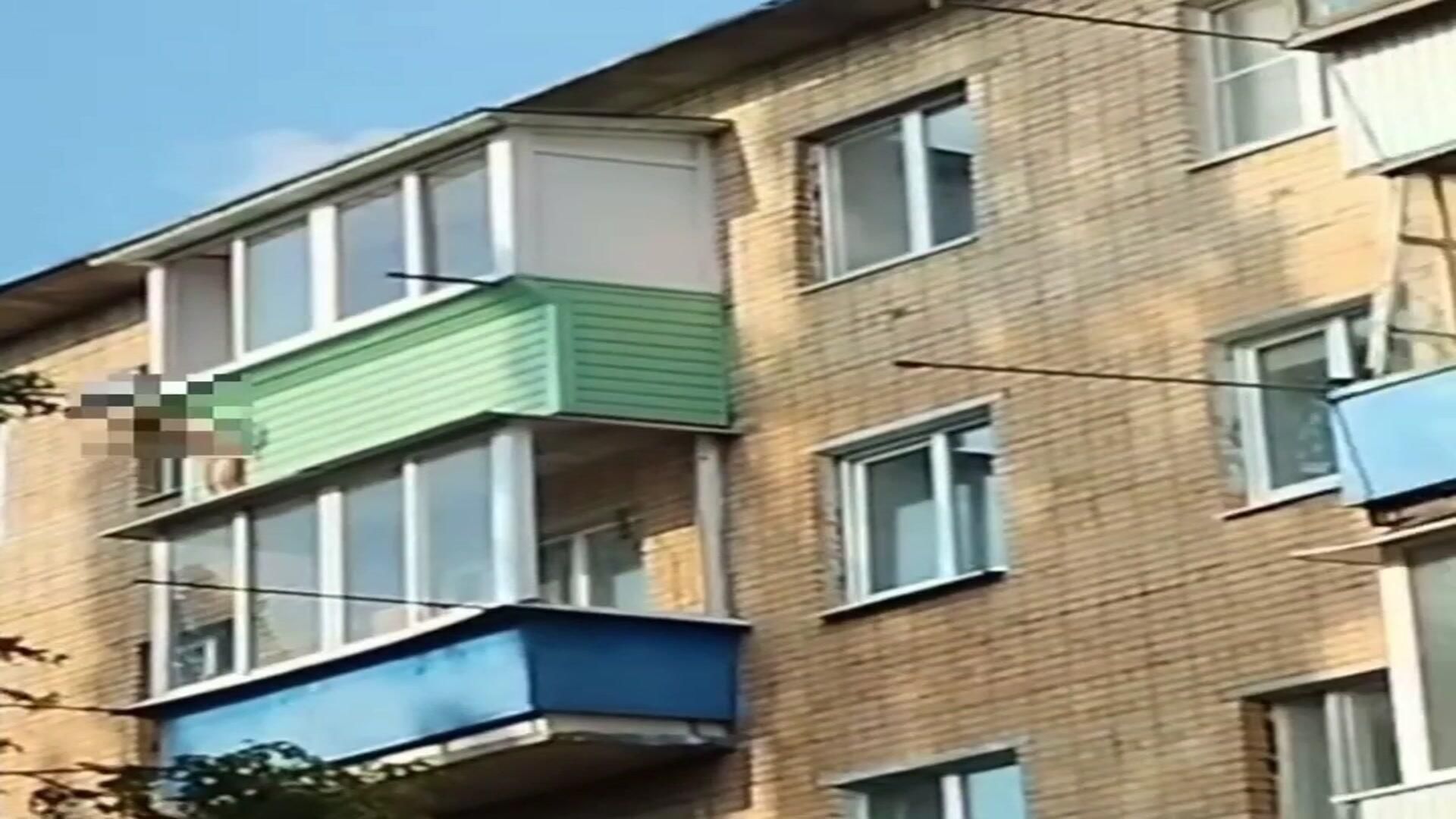 Спасатели сняли 3-летнего ребенка с карниза пятого этажа в Подмосковье Спасатели сняли 3-летнего ребенка с карниза пятого этажа в Подмосковье - РИА Новости, 1920, 09.07.2025