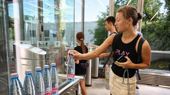 Раздача бутилированной воды пассажирам