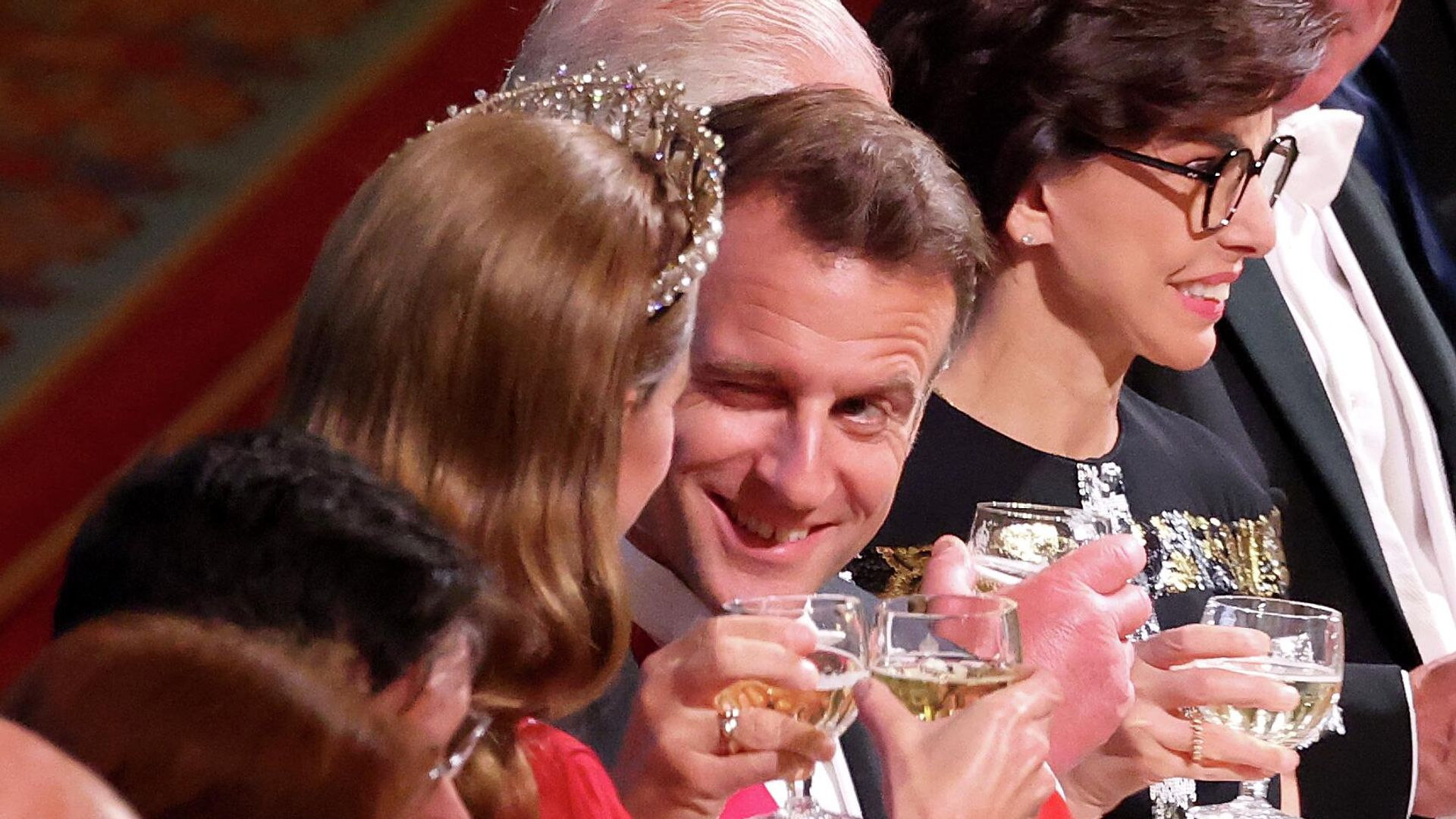 Президент Эммануэль Макрон подмигивает Кейт Миддлтон во время банкета в Виндзорском замке Президент Эммануэль Макрон подмигивает Кейт Миддлтон во время банкета в Виндзорском замке - РИА Новости, 1920, 09.07.2025
