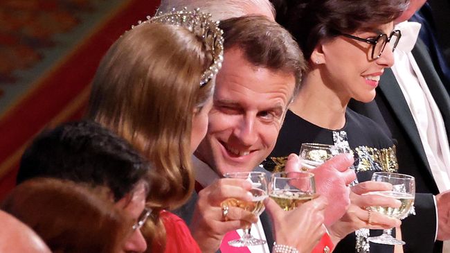 Президент Эммануэль Макрон подмигивает Кейт Миддлтон во время банкета в Виндзорском замке