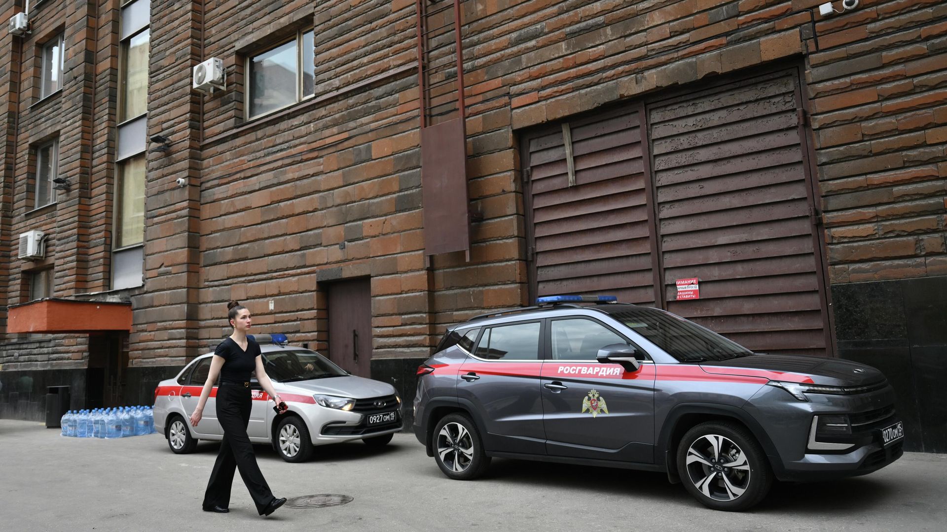 Автомобили Росгвардии у здания Московского Художественного академического театра имени М. Горького - РИА Новости, 1920, 09.07.2025