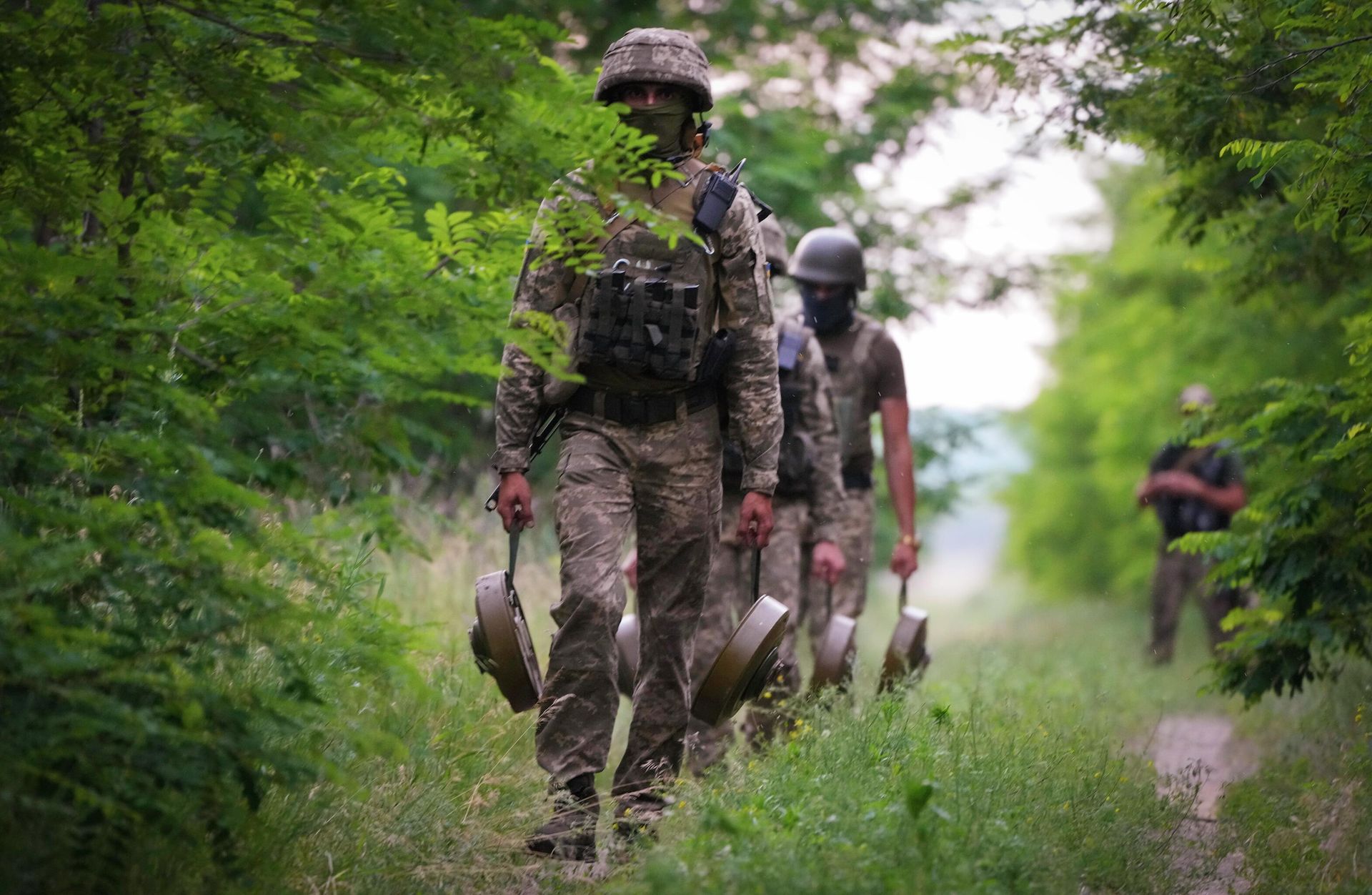 Украинские военные несут противотанковые мины Украинские военные несут противотанковые мины - РИА Новости, 1920, 02.10.2026