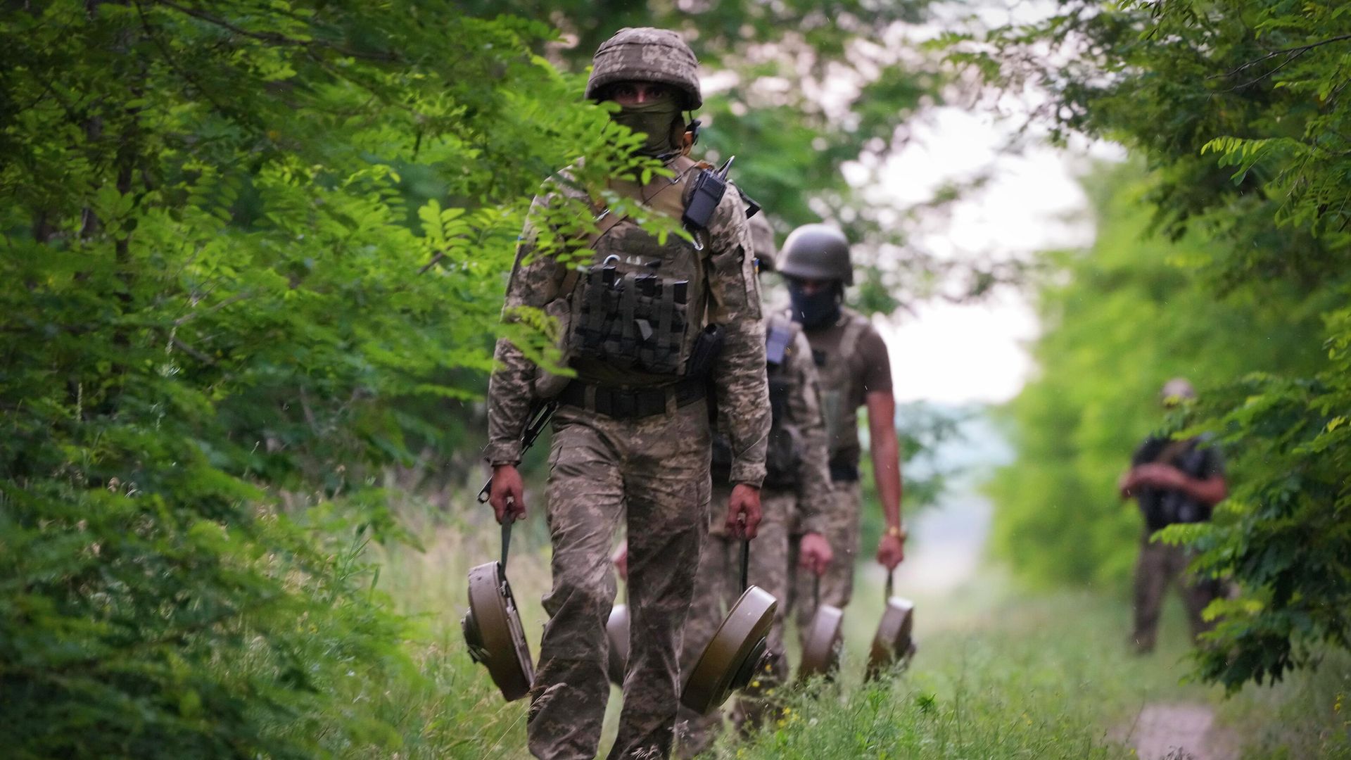 Украинские военные несут противотанковые мины Украинские военные несут противотанковые мины - РИА Новости, 1920, 01.07.2026