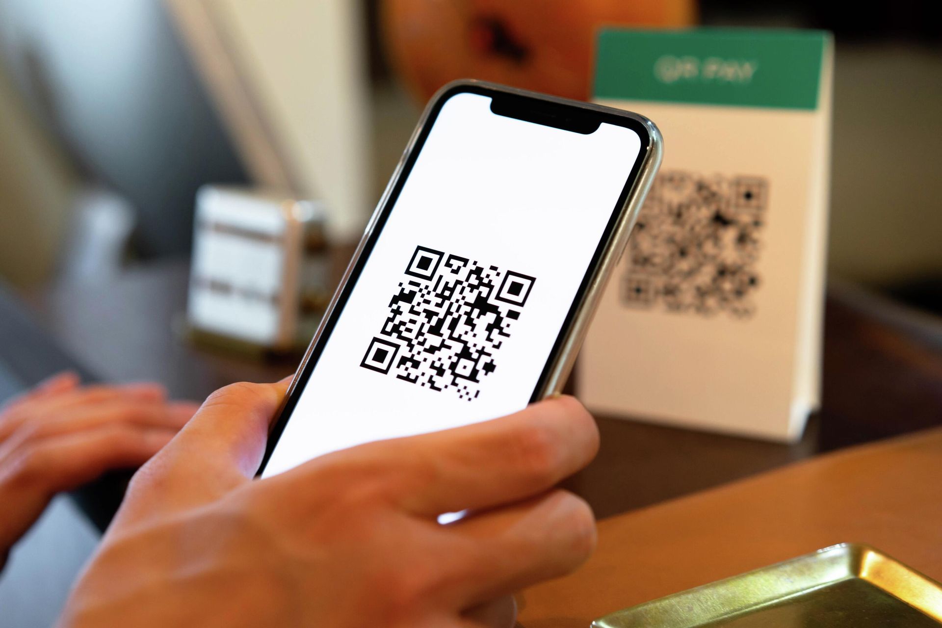 Человек оплачивает при помощи QR-кода
