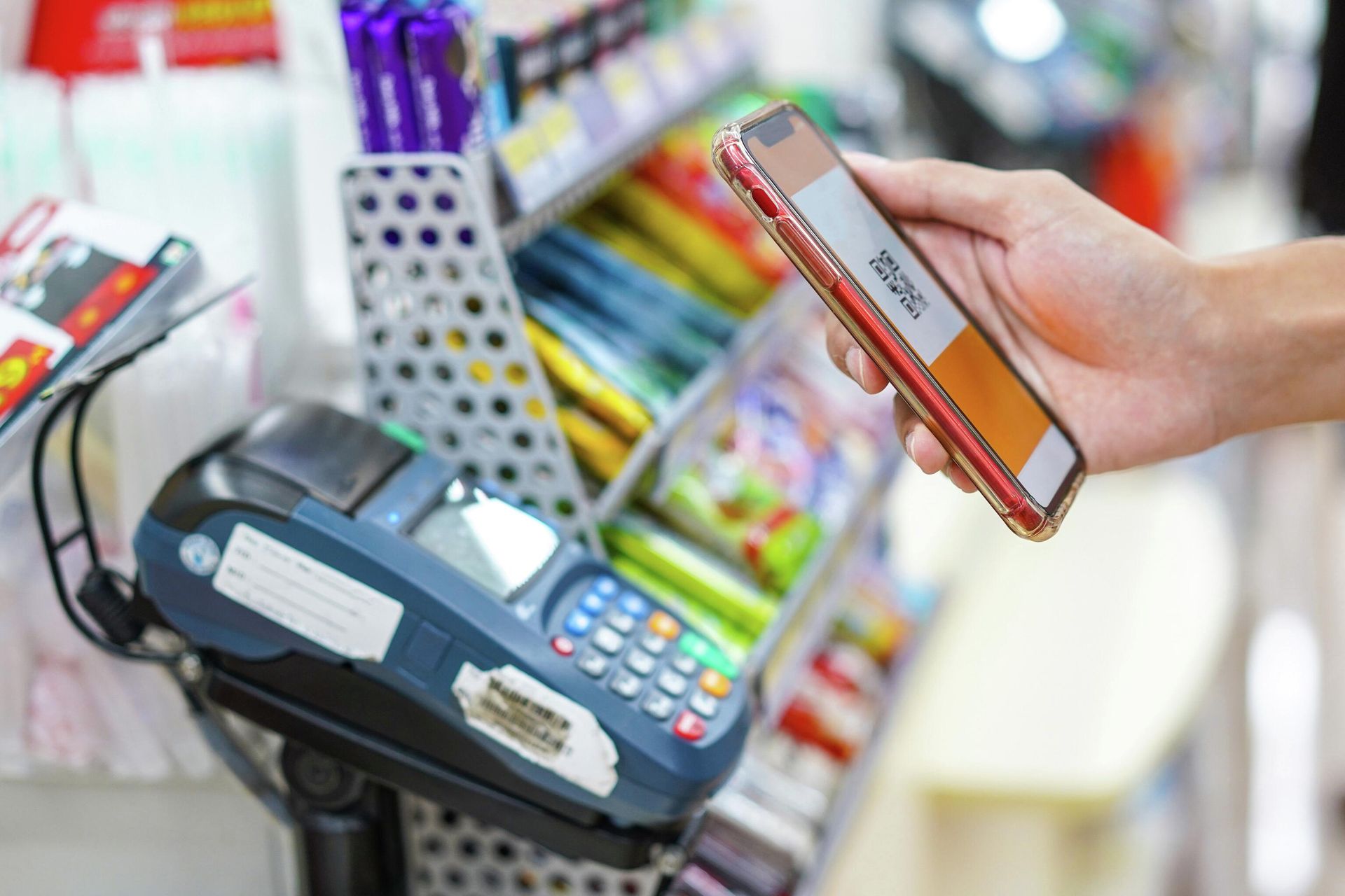 Человек оплачивает при помощи QR-кода