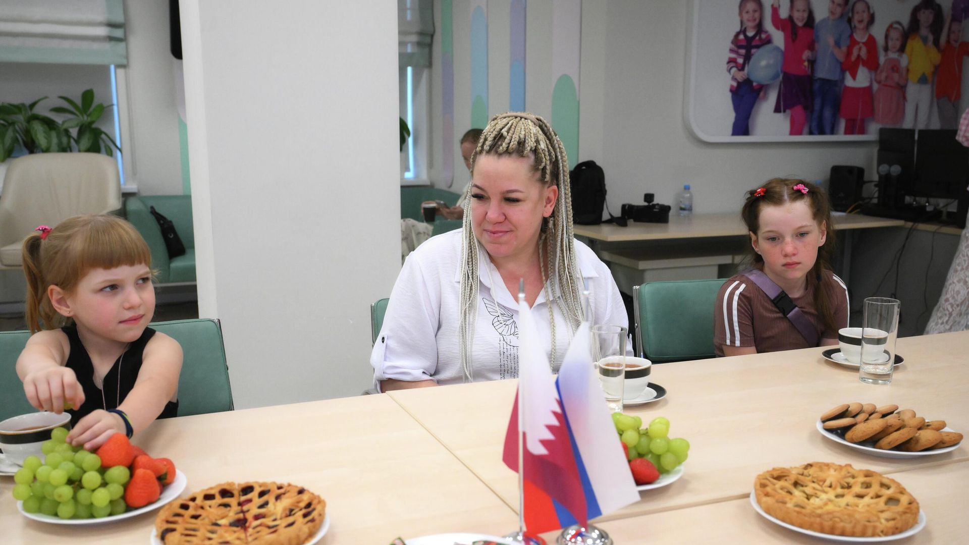 Милана, мама Олеся Валерьевна и Ангелина на встрече с уполномоченным при президенте РФ по правам ребенка Марией Львовой-Беловой. 10 июля 2025 Милана, мама Олеся Валерьевна и Ангелина на встрече с уполномоченным при президенте РФ по правам ребенка Марией Львовой-Беловой. 10 июля 2025 - РИА Новости, 1920, 10.07.2025