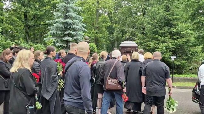 Девушка Полина, которая присутствовала на месте обнаружения тела Романа Старовойта в Подмосковье, пришла на его похороны на Смоленском кладбище в Санкт-Петербурге Девушка Полина, которая присутствовала на месте обнаружения тела Романа Старовойта в Подмосковье, пришла на его похороны на Смоленском кладбище в Санкт-Петербурге
