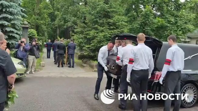 Похороны Романа Старовойта начались на Смоленском кладбище в Петербурге Похороны Романа Старовойта начались на Смоленском кладбище в Петербурге