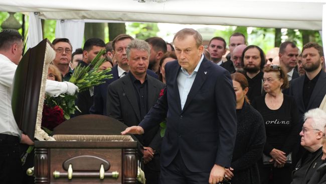 Губернатор Ленинградской области Александр Дрозденко на похоронах экс-министра транспорта РФ Романа Старовойта. 11 июля 2025 Губернатор Ленинградской области Александр Дрозденко на похоронах экс-министра транспорта РФ Романа Старовойта. 11 июля 2025
