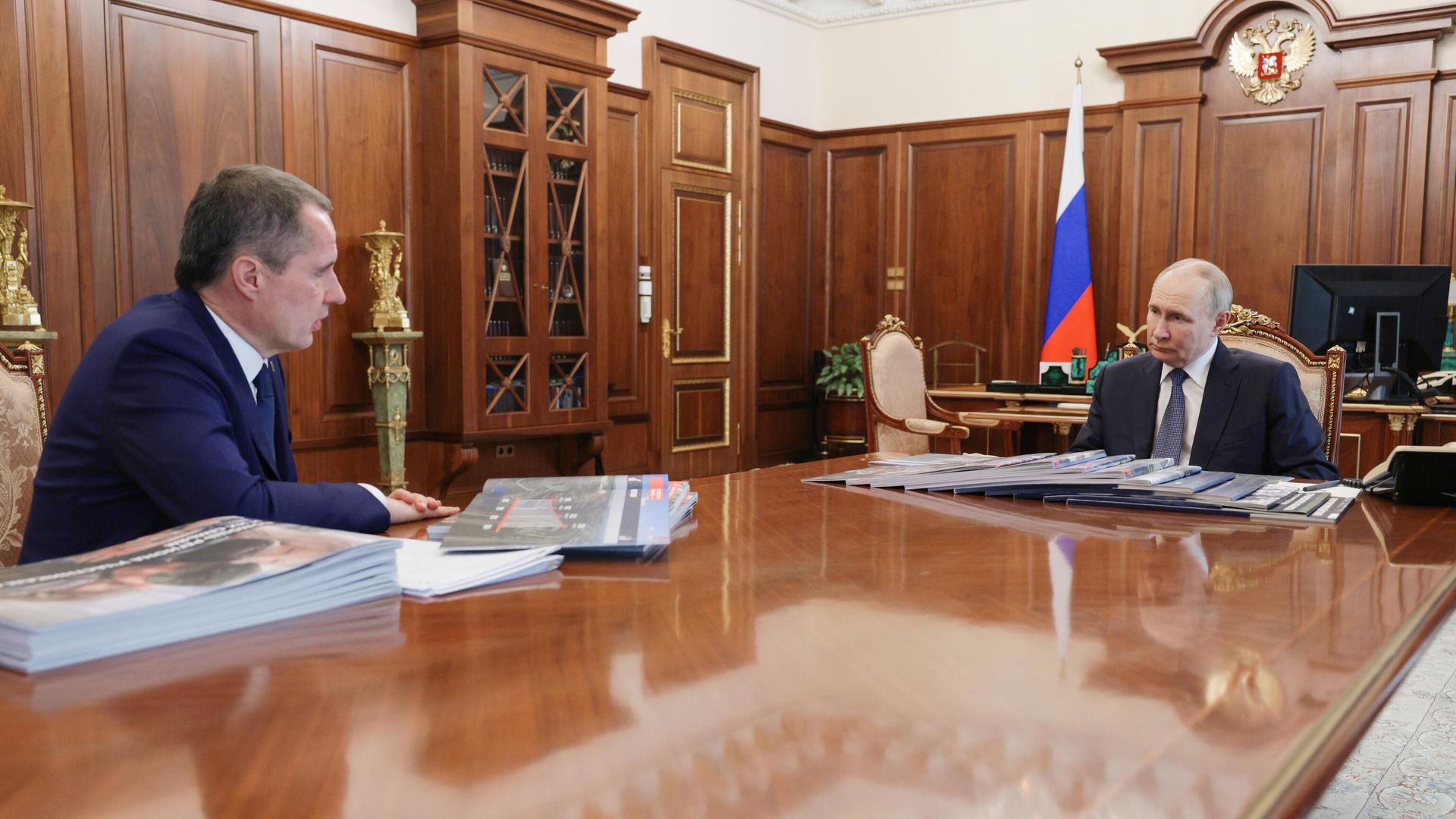 Президент РФ Владимир Путин и губернатор Белгородской области Вячеслав Гладков во время встречи Президент РФ Владимир Путин и губернатор Белгородской области Вячеслав Гладков во время встречи - РИА Новости, 1920, 11.07.2025