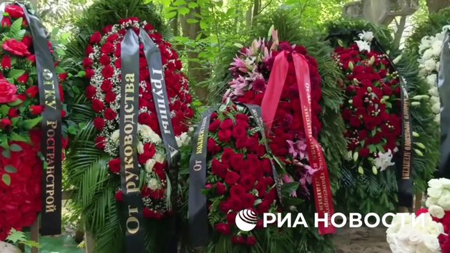 Венки от Минтранса, Минпромторга и Минстроя на могиле Романа Старовойта Венки от Минтранса, Минпромторга и Минстроя на могиле Романа Старовойта