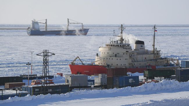 Корабли в морском порту Дудинка