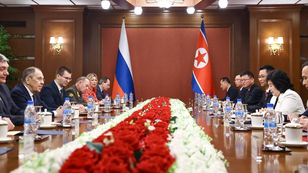 Министр иностранных дел Сергей Лавров проводит переговоры с Министром иностранных дел КНДР Цой Сон Хи в рамках второго раунда российско-корейского стратегического диалога Министр иностранных дел Сергей Лавров проводит переговоры с Министром иностранных дел КНДР Цой Сон Хи в рамках второго раунда российско-корейского стратегического диалога - РИА Новости, 1920, 12.07.2025