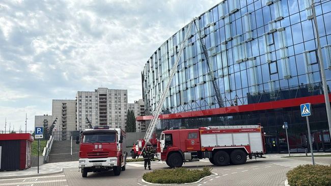 Сотрудники МЧС ликвидируют последствия удара БПЛА по Белгород Арене