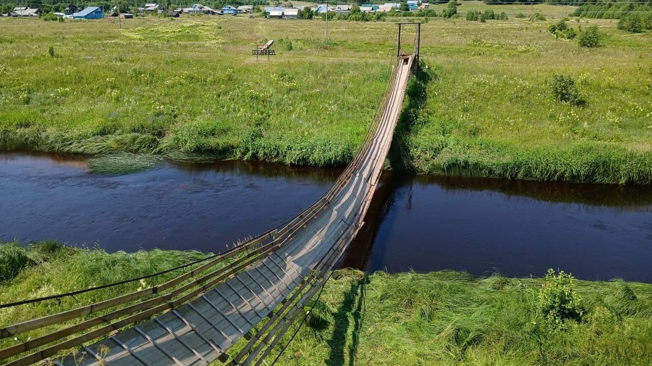 В Вологодской области во время крестного хода обрушился пешеходный мост - РИА Новости, 1920, 13.07.2025