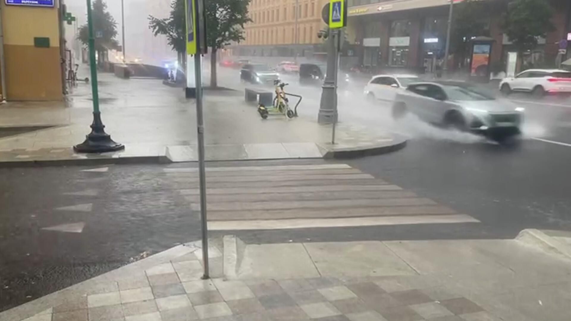Дождь в Москве и Подмосковье Дождь в Москве и Подмосковье - РИА Новости, 1920, 12.07.2025