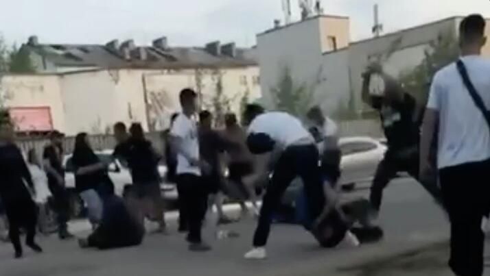 Драка между вахтовиками и местными жителями в Якутии Драка между вахтовиками и местными жителями в Якутии - РИА Новости, 1920, 14.07.2025
