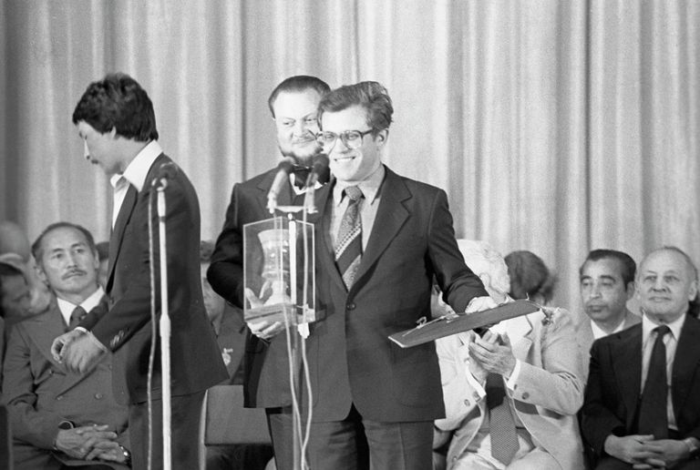 Александр Митта, режиссер фильма Экипаж, получает приз ХIII Всесоюзного кинофестиваля Александр Митта, режиссер фильма Экипаж, получает приз ХIII Всесоюзного кинофестиваля