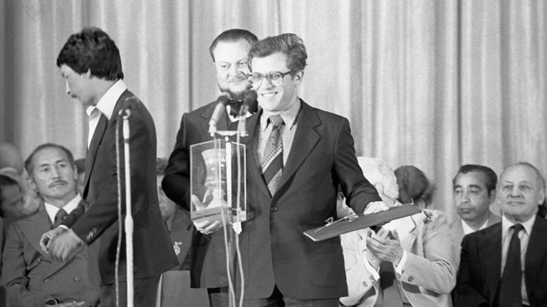 Александр Митта, режиссер фильма Экипаж, получает приз ХIII Всесоюзного кинофестиваля