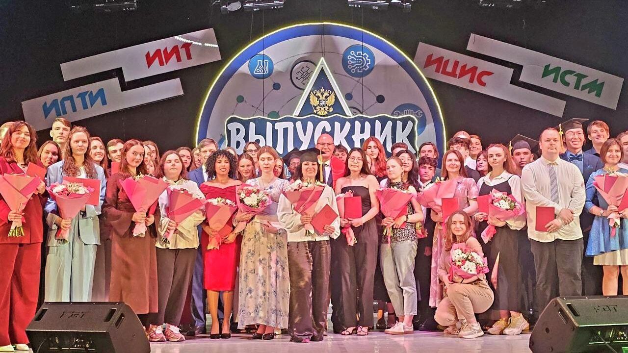 Вице-премьер РФ Дмитрий Чернышенко поздравил выпускников и коллектив СТАНКИНА с 95-летним юбилеем - РИА Новости, 1920, 12.07.2025