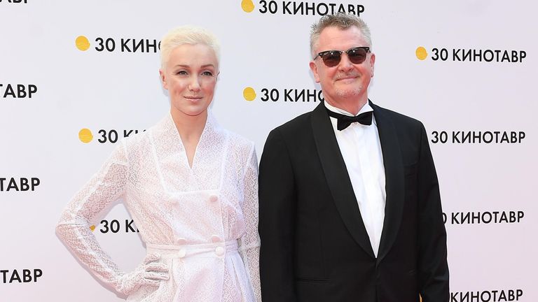 Режиссер Юрий Мороз с дочерью, актрисой Дарьей Мороз на Звездной дорожке перед началом церемонии открытия 30-го Открытого Российского кинофестиваля Кинотавр в Сочи Режиссер Юрий Мороз с дочерью, актрисой Дарьей Мороз на Звездной дорожке перед началом церемонии открытия 30-го Открытого Российского кинофестиваля Кинотавр в Сочи