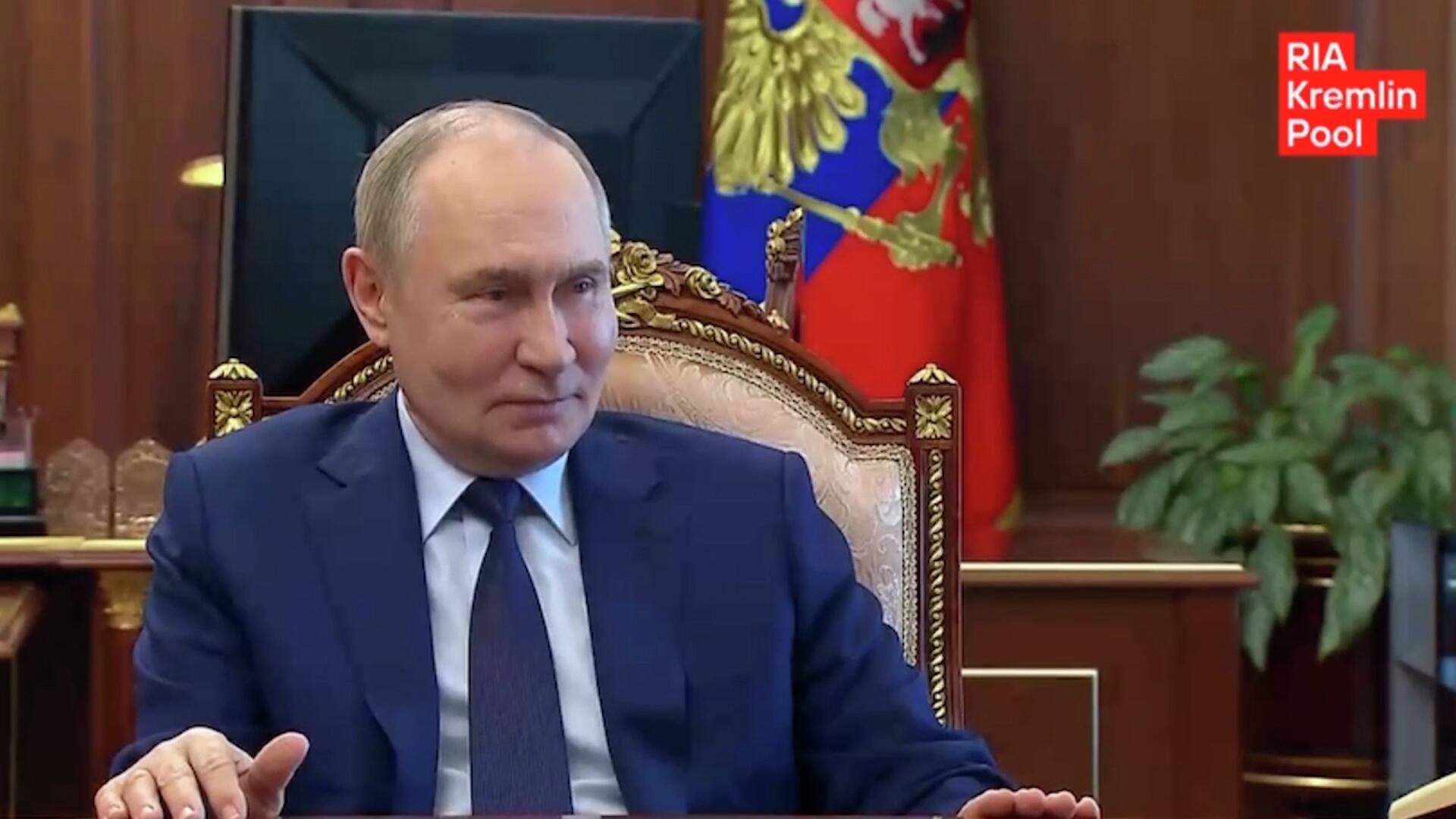Путин вспомнил строчки из советской песни на совещании по вопросам демографии - РИА Новости, 1920, 14.07.2025