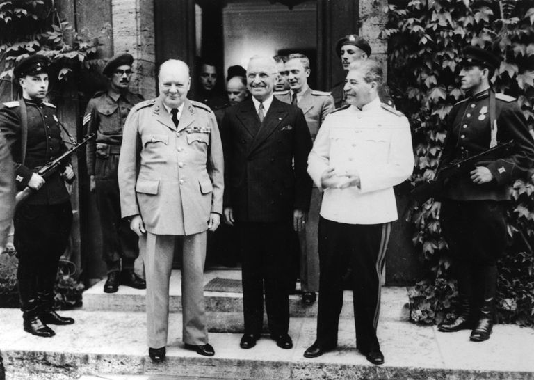 Премьер-министр Великобритании У. Черчилль, президент США Г. Трумэн, председатель Совета народных комиссаров СССР и председатель Государственного комитета обороны СССР, Генеральный секретарь ЦК ВКП (б) И. В. Сталин у входа во дворец Цецилиенхоф Премьер-министр Великобритании У. Черчилль, президент США Г. Трумэн, председатель Совета народных комиссаров СССР и председатель Государственного комитета обороны СССР, Генеральный секретарь ЦК ВКП (б) И. В. Сталин у входа во дворец Цецилиенхоф