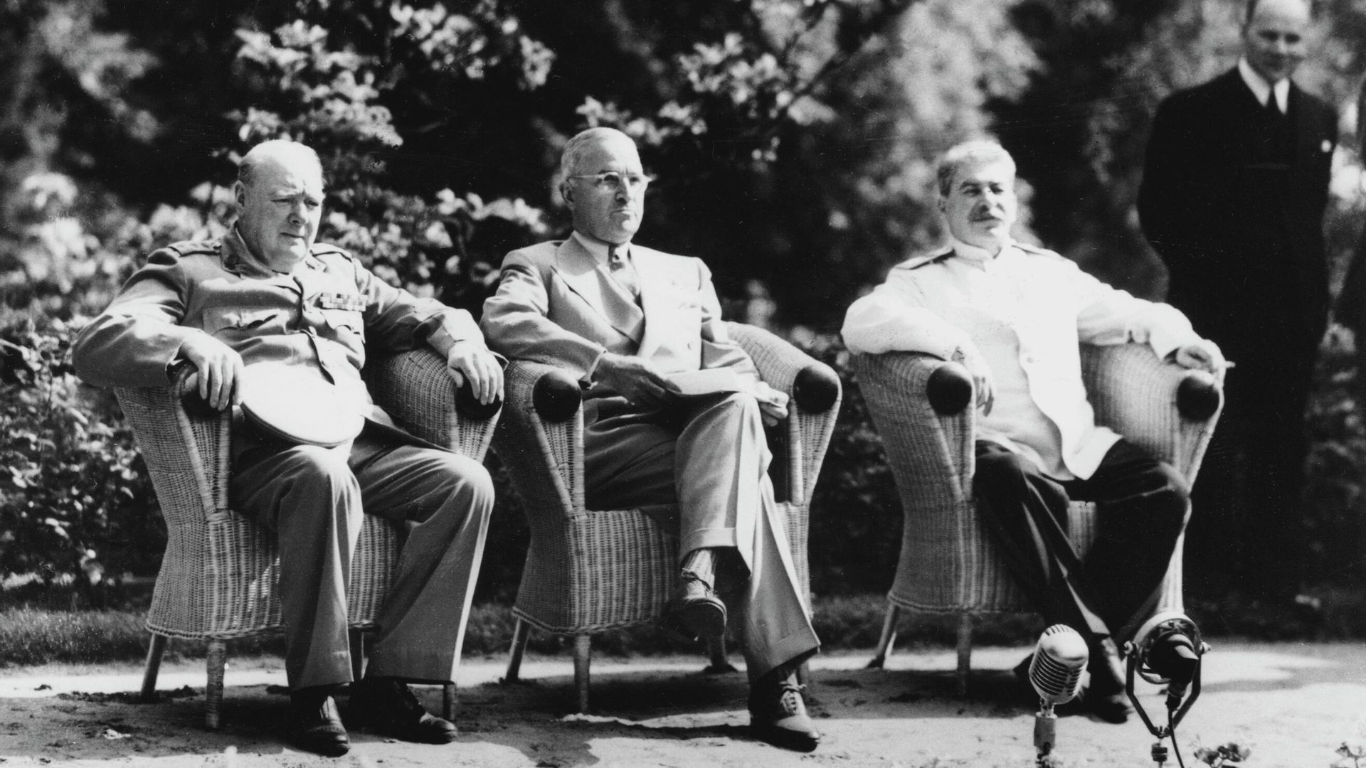 Премьер-министр Великобритании У.Черчилль, президент США Г. Трумэн, председатель Совета народных комиссаров СССР и председатель Государственного комитета Обороны СССР, Генеральный секретарь ЦК ВКП (б), И.В.Сталин в Потсдаме Премьер-министр Великобритании У.Черчилль, президент США Г. Трумэн, председатель Совета народных комиссаров СССР и председатель Государственного комитета Обороны СССР, Генеральный секретарь ЦК ВКП (б), И.В.Сталин в Потсдаме - РИА Новости, 1920, 02.08.2025
