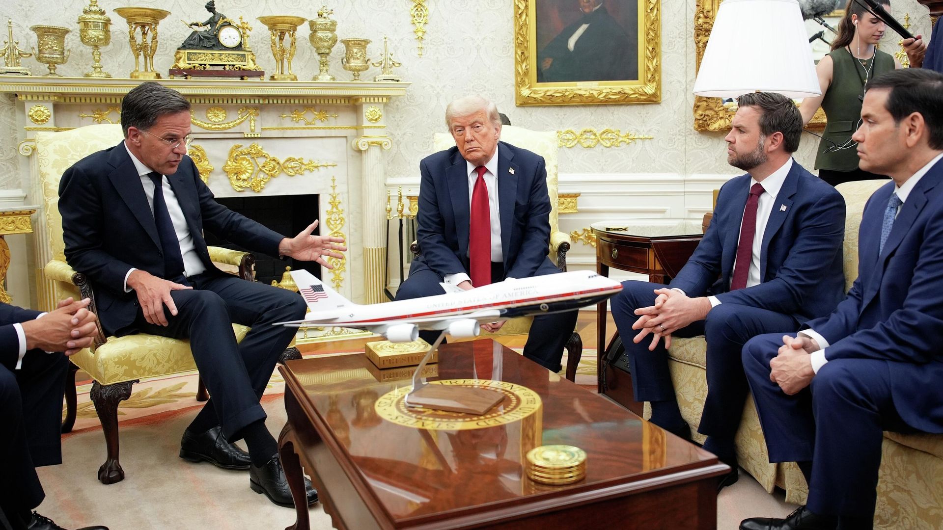 Президент США Дональд Трамп и генеральный секретарь НАТО Марк Рютте во время встречи в Вашингтоне. 14 июля 2025 Президент США Дональд Трамп и генеральный секретарь НАТО Марк Рютте во время встречи в Вашингтоне. 14 июля 2025 - РИА Новости, 1920, 15.07.2025