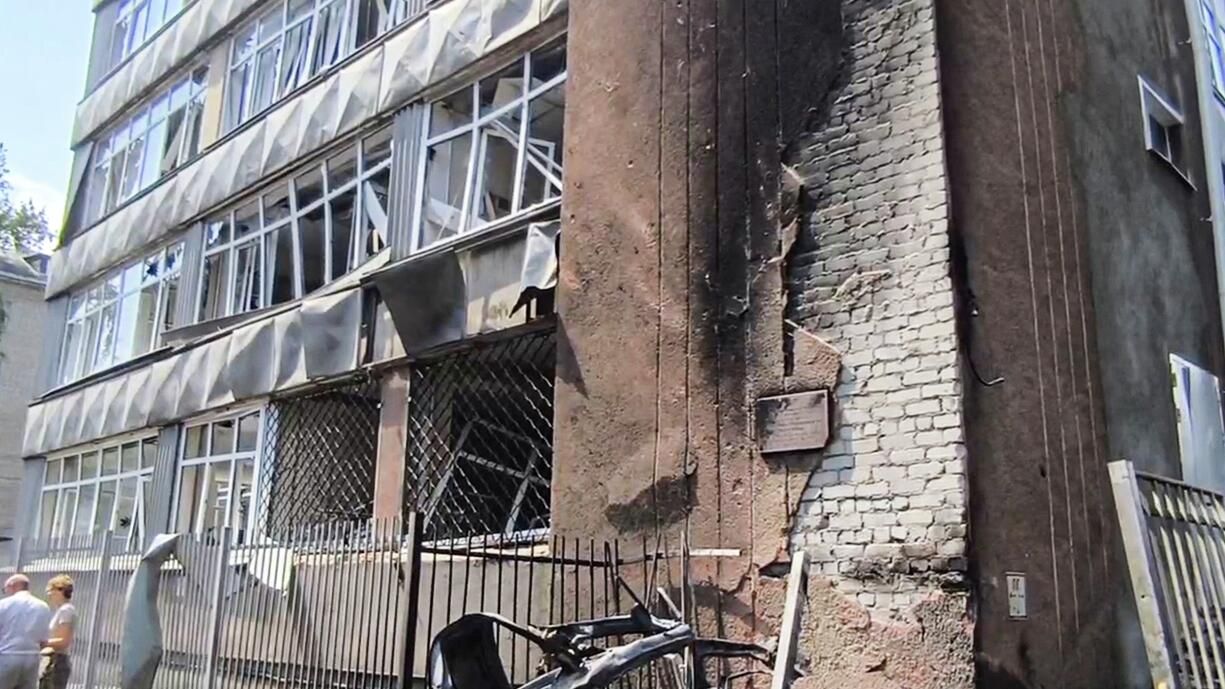 Поврежденный дом после падения беспилотника самолетного типа в Воронеже Поврежденный дом после падения беспилотника самолетного типа в Воронеже - РИА Новости, 1920, 15.07.2025