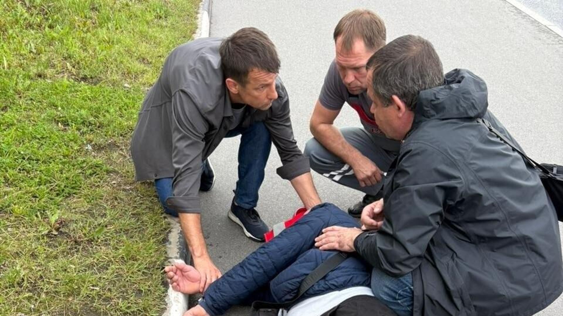 Главный тренер Зенита Сергей Семак помогает человеку с эпилептическим приступом Главный тренер Зенита Сергей Семак помогает человеку с эпилептическим приступом - РИА Новости, 1920, 15.07.2025