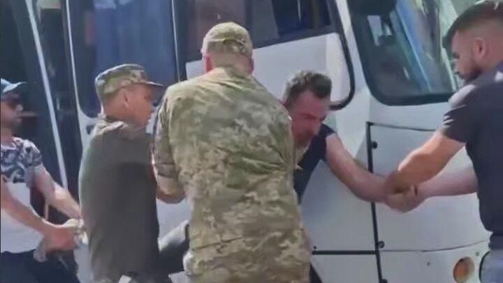 Сотрудники ТЦК Украины заталкивают мужчину в автобус Сотрудники ТЦК Украины заталкивают мужчину в автобус - РИА Новости, 1920, 28.11.2025