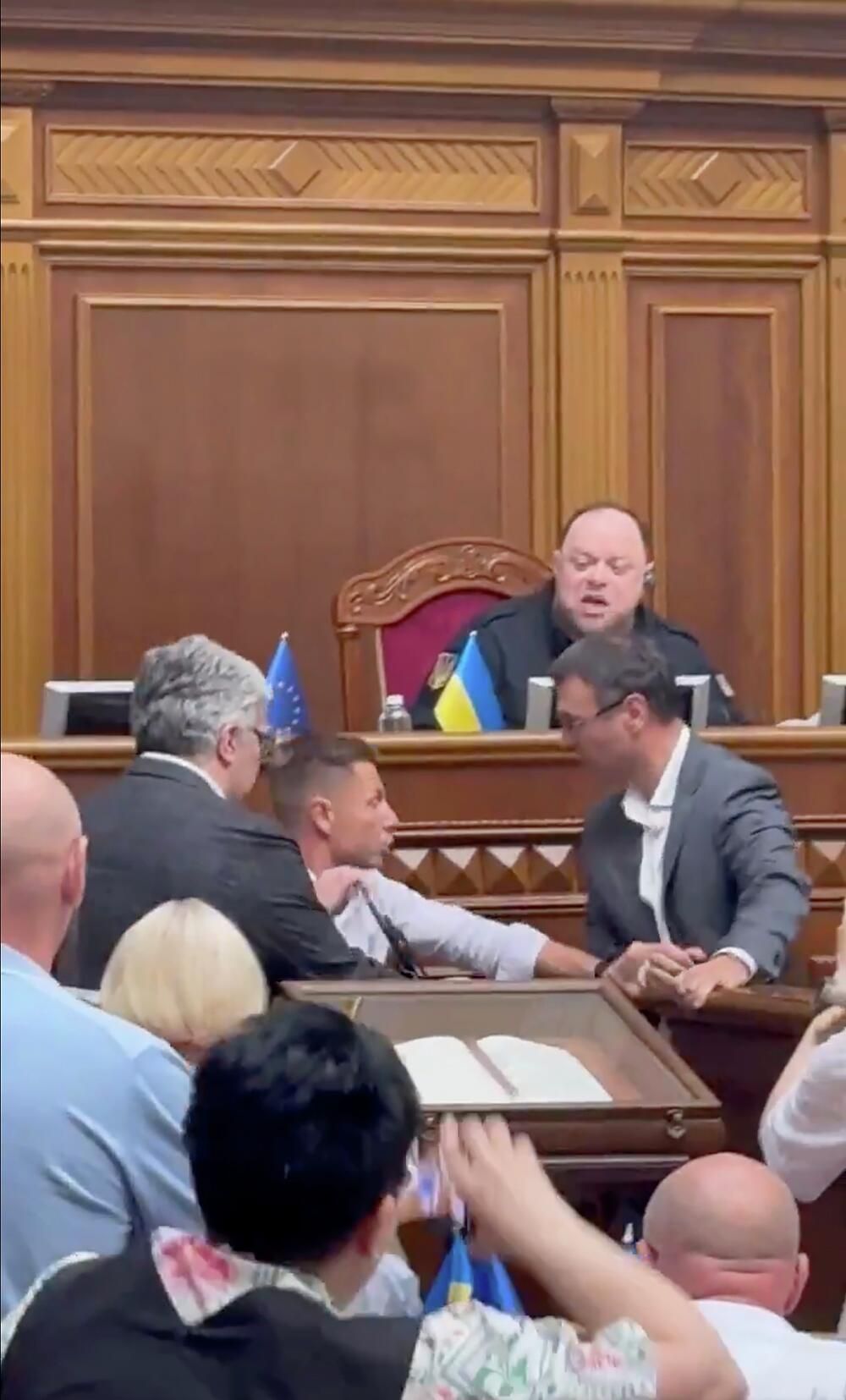 Потасовка депутатов на заседании Верховной рады Украины - РИА Новости, 1920, 18.11.2025
