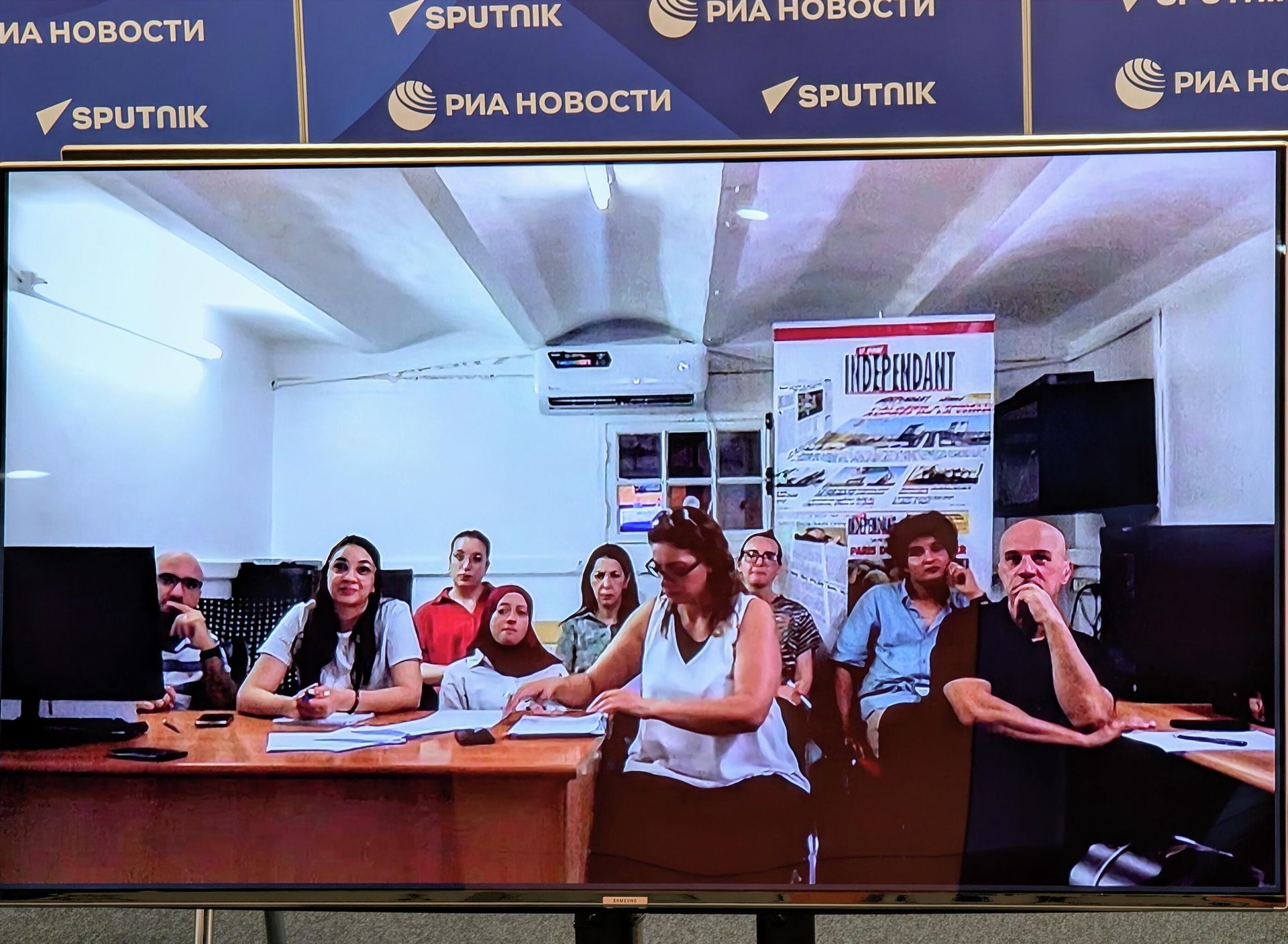 Журналисты газеты Jeune Indépendant в ходе мастер-класса по созданию подкастов Журналисты газеты Jeune Indépendant в ходе мастер-класса по созданию подкастов - РИА Новости, 1920, 16.07.2025