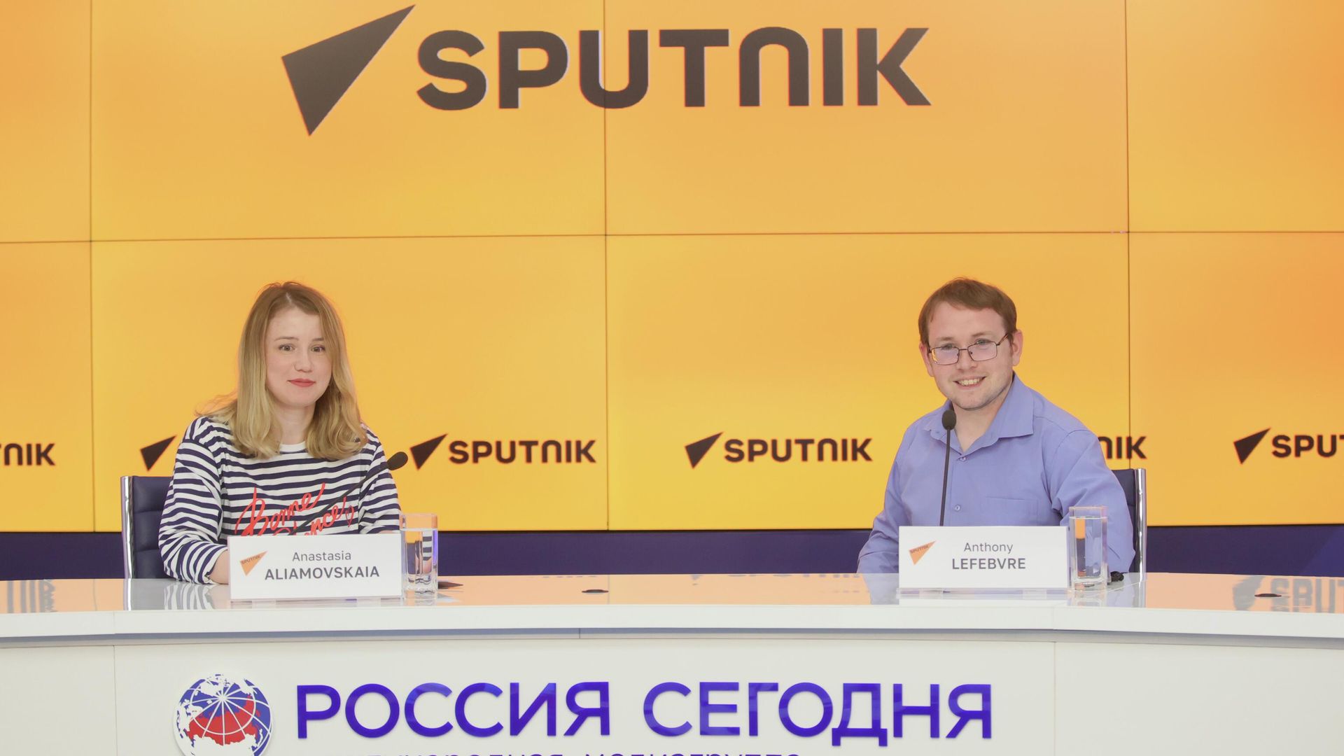 Корреспондент Sputnik Afrique Энтони Лефевр и руководитель проектов дирекции международного сотрудничества Sputnik Анастасия Алямовская в ходе мастер-класса по созданию подкастов Корреспондент Sputnik Afrique Энтони Лефевр и руководитель проектов дирекции международного сотрудничества Sputnik Анастасия Алямовская в ходе мастер-класса по созданию подкастов - РИА Новости, 1920, 16.07.2025
