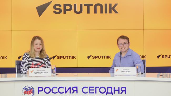 Корреспондент Sputnik Afrique Энтони Лефевр и руководитель проектов дирекции международного сотрудничества Sputnik Анастасия Алямовская в ходе мастер-класса по созданию подкастов